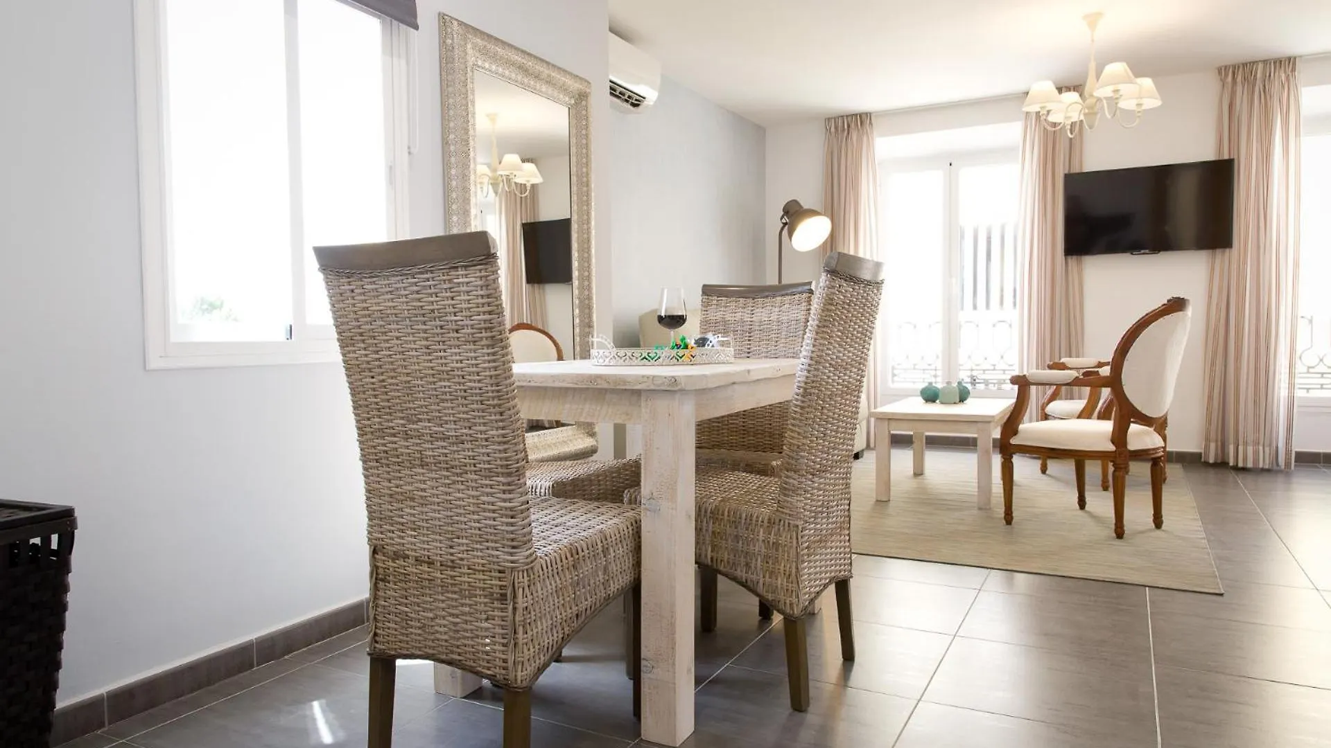 Holidays2Malaga Dos Aceras In Old Town & High Speed Wifi Apartment